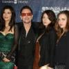 Bono entourée de sa femme Alison Hewson et ses filles Jordan et Eve, à Broadway, le 14 juin 2011.