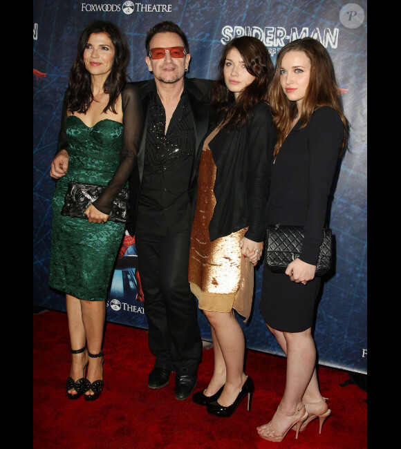 Bono entourée de sa femme Alison Hewson et ses filles Jordan et Eve, à Broadway, le 14 juin 2011.
