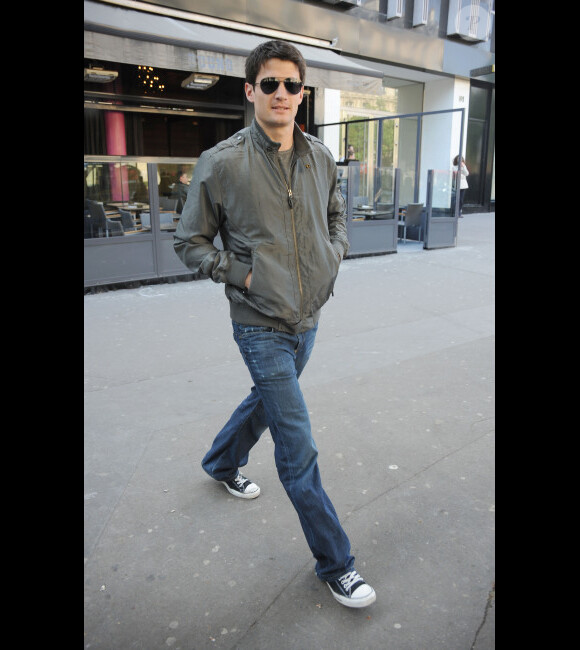 James Lafferty part de son hôtel à Paris, le 21 avril 2009.