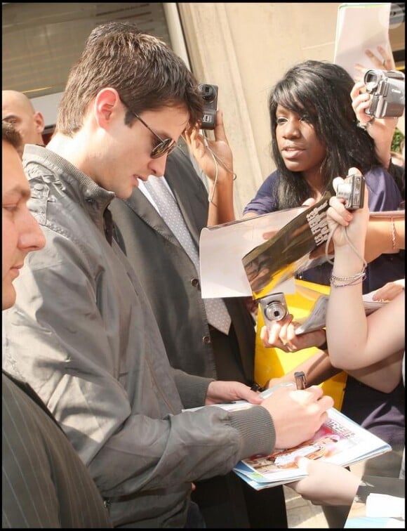James Lafferty signe des autographes en quittant son hôtel à Paris, le 21 avril 2009.