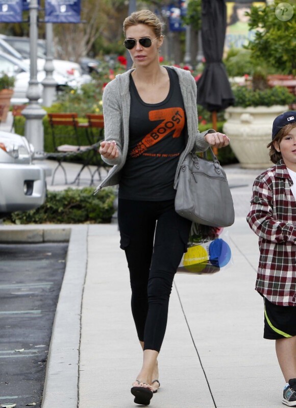 Brandi Glanville, emmène son fils Mason, manger une glace à Los Angeles, le 4 novembre 2011.