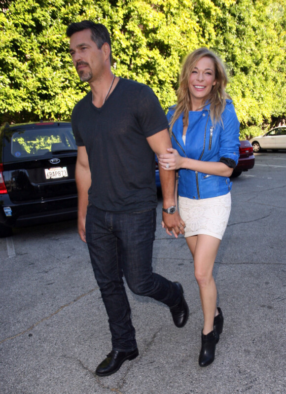LeAnn Rimes et son mari Eddie Cibrian se rendent au théâtre à Beverly Hills, le 24 juin 2012.