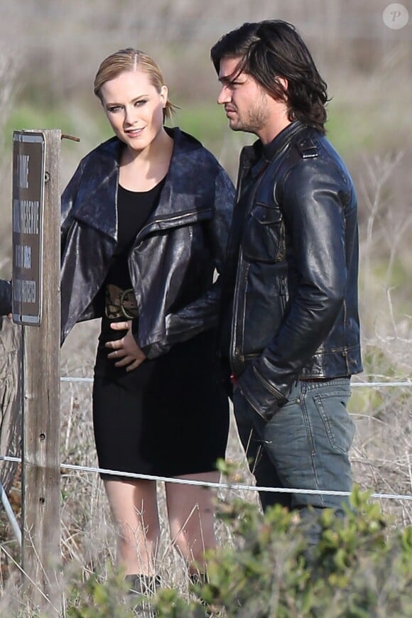 Evan Rachel Wood, sur un tournage, dissimule son ventre, à Malibu, le 7 janvier 2013.