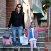 Jennifer Garner va chercher sa fille Violet à l'école à Los Angeles, le 11 janvier 2013. La maman a eu la gentillesse de porter les affaires de sa petite fille.