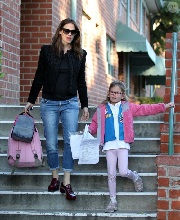 Jennifer Garner va chercher sa fille Violet à l'école à Los Angeles, le 11 janvier 2013. La maman a eu la gentillesse de porter les affaires de sa petite fille.