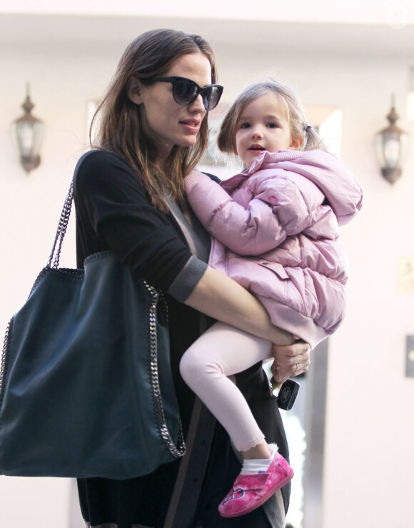Jennifer Garner accompagne ses filles Seraphina et Violet chez le médecin à Los Angeles, le 11 janvier 2013. Seraphina était une fois de plus adorable.