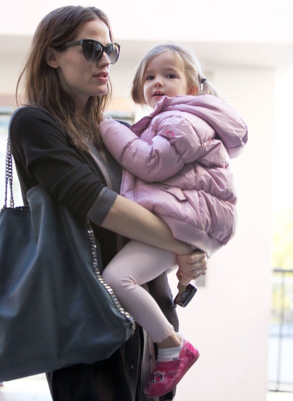 Jennifer Garner accompagne ses filles Seraphina et Violet chez le médecin à Los Angeles, le 11 janvier 2013. Comme toujours la petite fille était en rose.