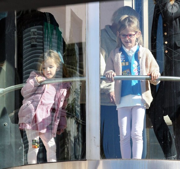 Jennifer Garner accompagne ses filles Seraphina et Violet chez le médecin à Los Angeles, le 11 janvier 2013. Les deux filles observent la ville de l'ascenceur.