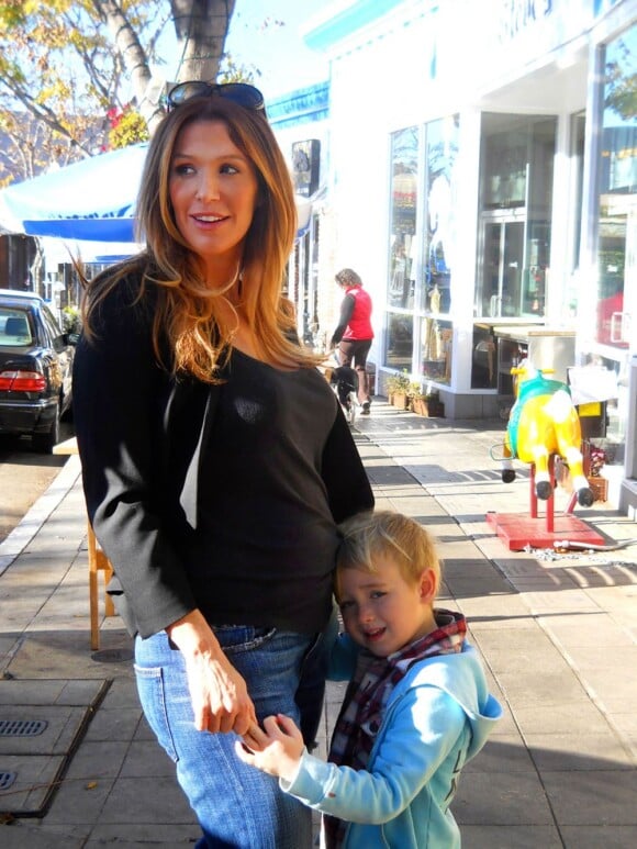 Poppy Montgomery et son fils Jackson (5 ans) dans les rues de Santa Monica, à Los Angeles, le 11 janvier 2013.