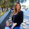 Poppy Montgomery et son fils Jackson dans les rues de Santa Monica, à Los Angeles, le 11 janvier 2013.
