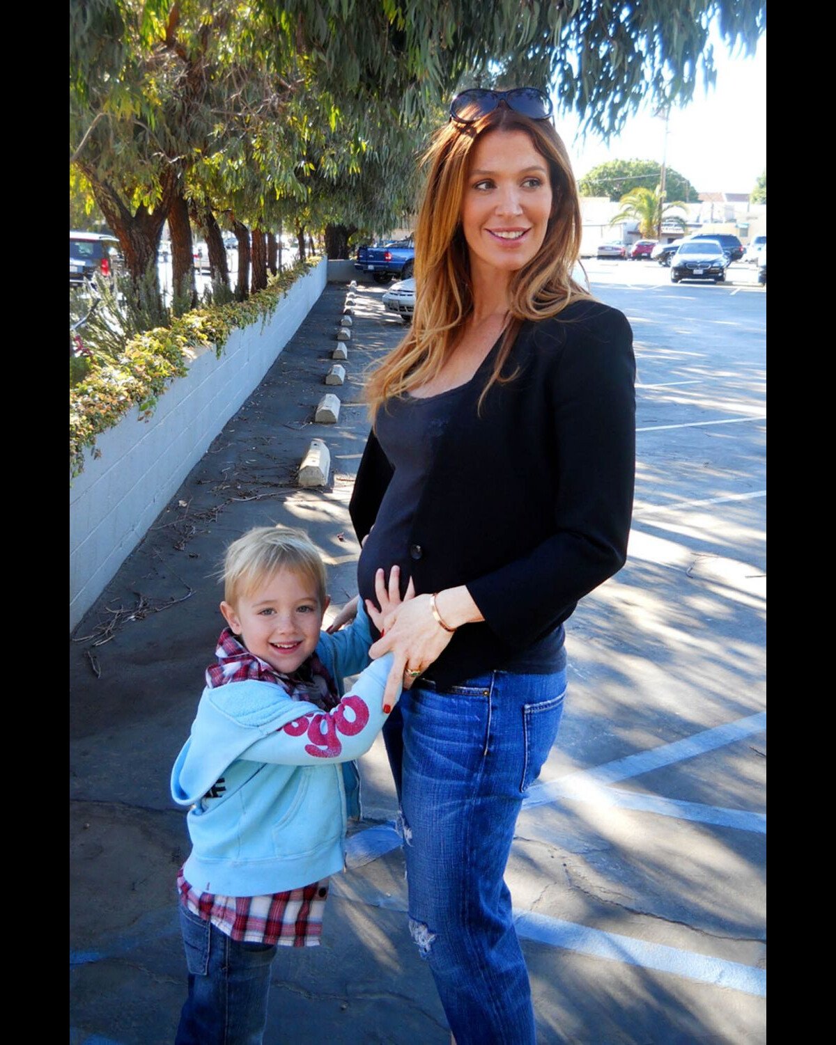 Poppy Montgomery, enceinte : son fils Jackson aux anges avec sa maman -  Purepeople