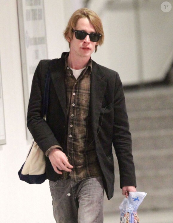 Macaulay Culkin arrivant à l'aéroport de Los Angeles, le 12 janvier 2013.
