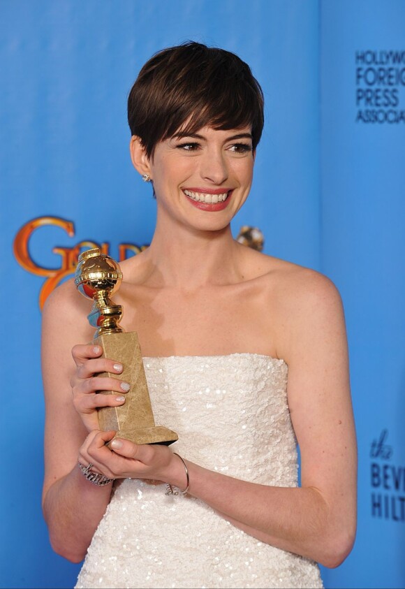 Anne Hathaway (Les Misérables) remporte le trophée de la meilleure actrice dans un second rôle, le 13 janvier 2013.