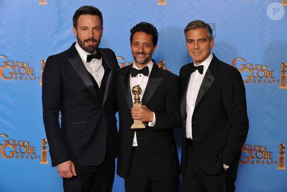 Ben Affleck, Grant Heslov et George Clooney récompensés par le Golden Globe du meilleur film dramatique pour Argo.