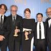 Jay Roach, Gary Goetzman, Julianne Moore, Danny Strong et Steven Shareshian dans la press room des Golden Globe Awards avec les deux prix de Game Change.