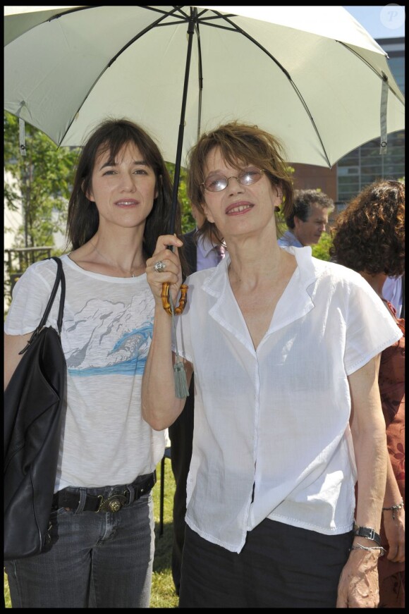 Charlotte Gainsbourg et Jane Birkin à Paris, le 8 juillet 2010.