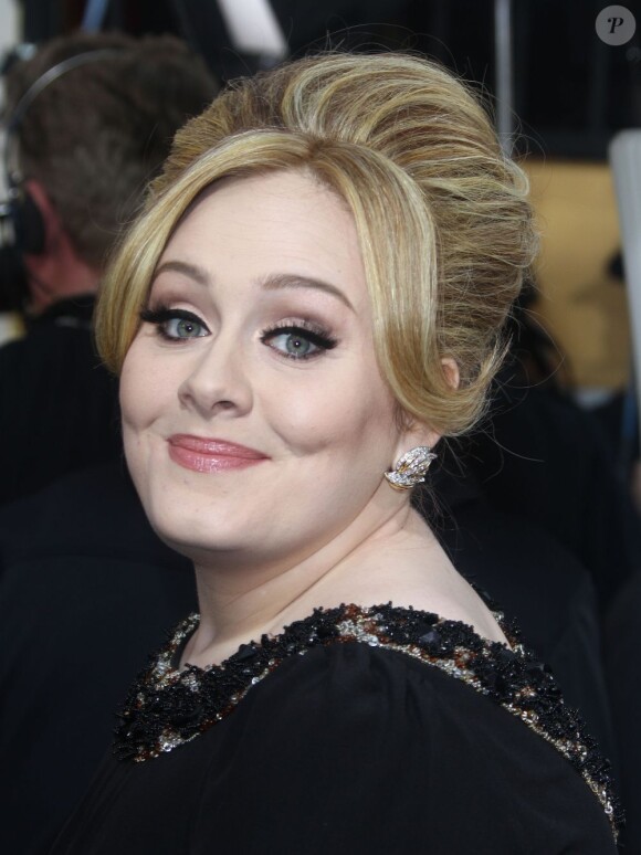 Adele à la 70e cérémonie des Golden Globes à Los Angeles le 13 janvier 2013. Elle portait une robe Burberry.