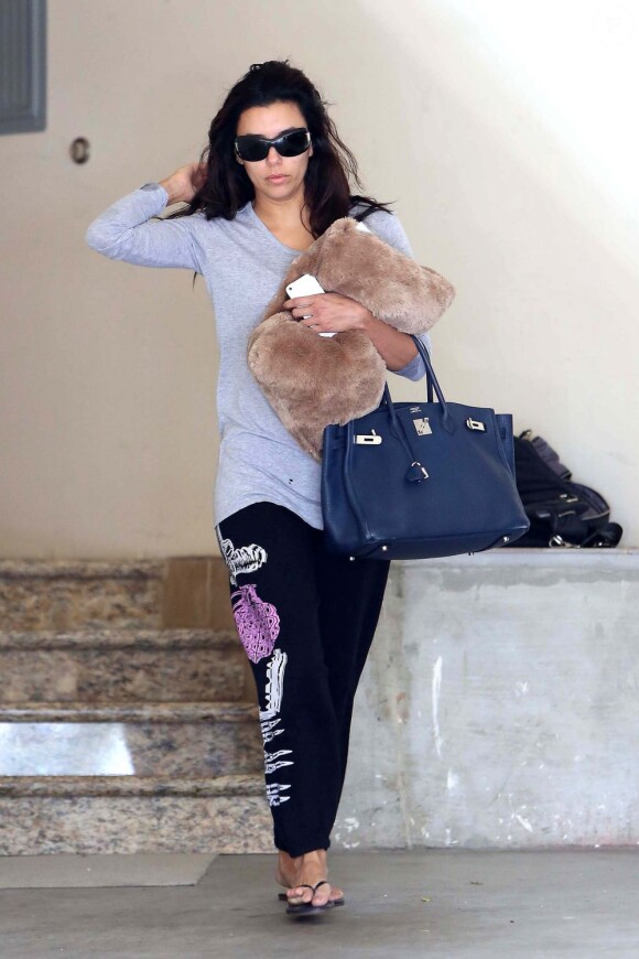Comme madame Tout-le-monde, Eva Longoria démarre sa journée sans maquillage avec un jogging et des claquettes. Los Angeles, le 13 janvier 2013.