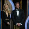 Kate Hudson et Bradley Cooper remettent ensemble le prix du meilleur acteur dans un second rôle aux Golden Globes 2013, le 13 janvier 2013.
