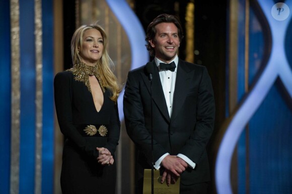 Kate Hudson et Bradley Cooper remettent ensemble le prix du meilleur acteur dans un second rôle aux Golden Globes 2013, le 13 janvier 2013.