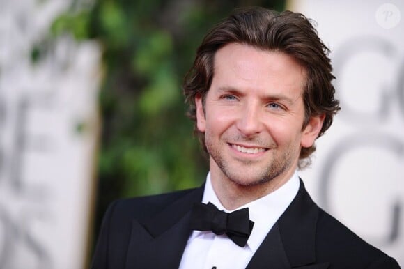 Bradley Cooper, ici lors des Golden Globes 2013, devrait être la tête d'affiche d'une adaptation Warner du roman Dark Invasion.