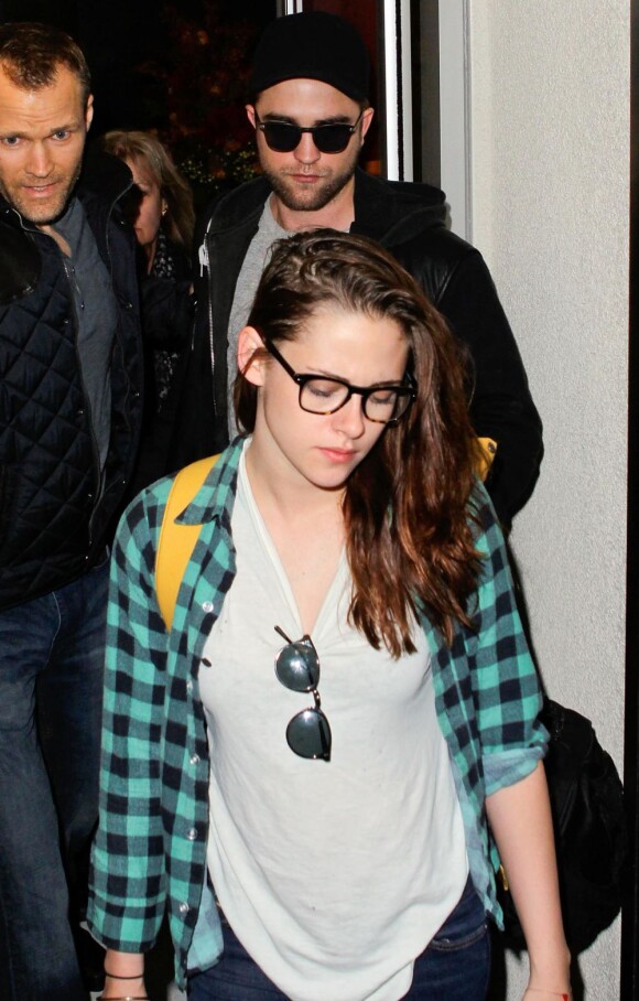 Robert Pattinson et Kristen Stewart arrivant à Los Angeles le 26 novembre 2012