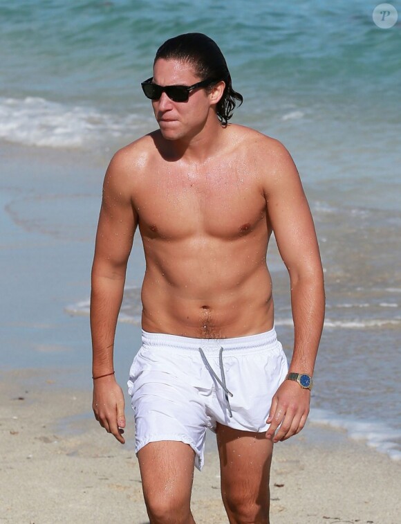 Vito Schnabel (ex petit ami de Demi Moore) se détend sur une plage de Miami le 6 décembre 2012.