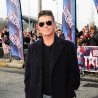 Simon Cowell : Très occupé auprès d'Alesha Dixon sexy et de cinq jeunes filles