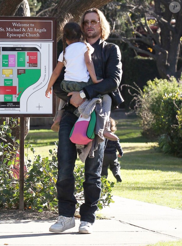 Le mannequin Gabriel Aubry va chercher sa fille Nahla à l'école à Los Angeles, le 17 janvier 2013.