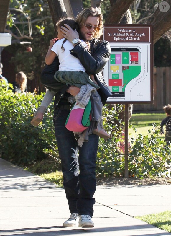 Gabriel Aubry va chercher sa fille Nahla à l'école à Los Angeles, le 17 janvier 2013. Le papa prend tendrement sa fille dans les bras.