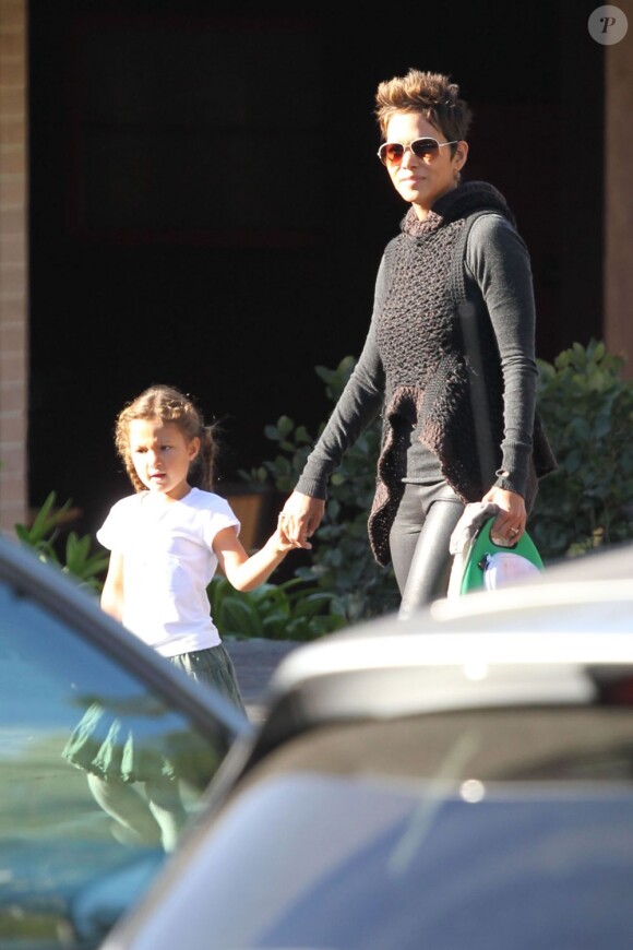 Halle Berry et sa fille Nahla devant l'école de la demoiselle le 17 janvier 2013 à Los Angeles.