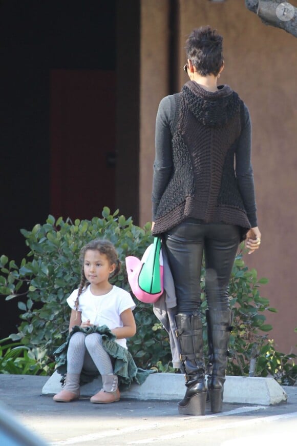 Halle Berry et sa fille Nahla devant l'école de la demoiselle le 17 janvier 2013 à Los Angeles. La mère et la fille attendent devant l'établissement.