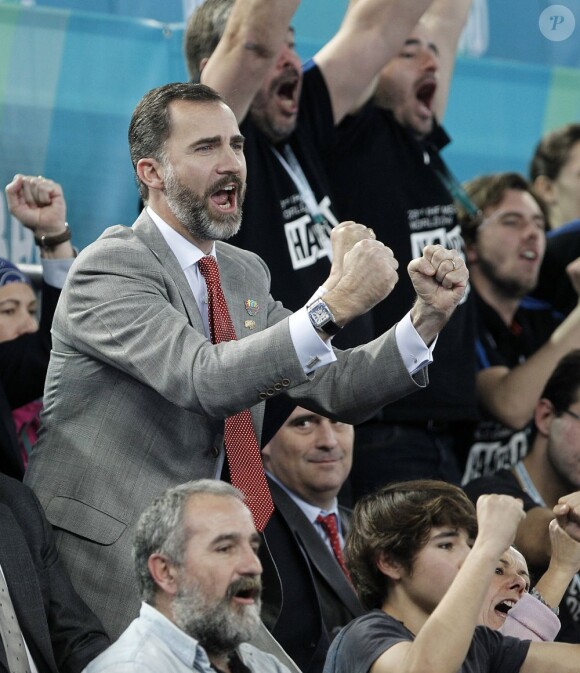 Le prince Felipe d'Espagne comblé par la victoire de l'équipe de handball ibérique contre la Hongrie lors des championnats du monde, à la Caja Magica de Madrid le 17 janvier 2013