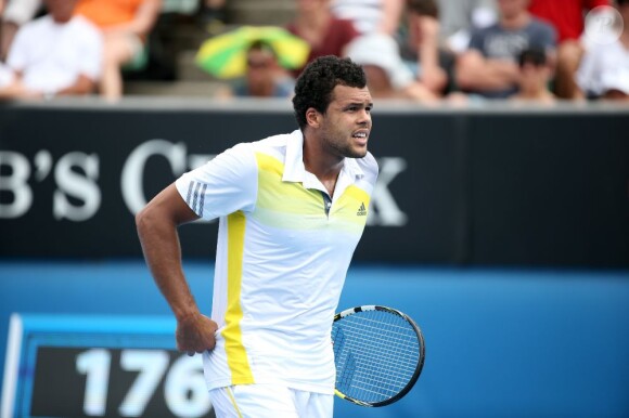 Jo-Wilfred Tsonga lors de son second tour de l'Open d'Australie face à Go Soeda (6-3, 7-6, 6-3 ) à Melbourne le 17 janvier 2013, très énervé contre les papillons de nuit