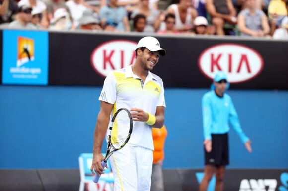 Jo-Wilfred Tsonga lors de son second tour de l'Open d'Australie face à Go Soeda (6-3, 7-6, 6-3 ) à Melbourne le 17 janvier 2013, très énervé contre les papillons de nuit