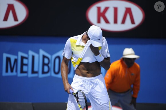 Jo-Wilfred Tsonga lors de son second tour de l'Open d'Australie face à Go Soeda (6-3, 7-6, 6-3 ) à Melbourne le 17 janvier 2013, très énervé contre les papillons de nuit