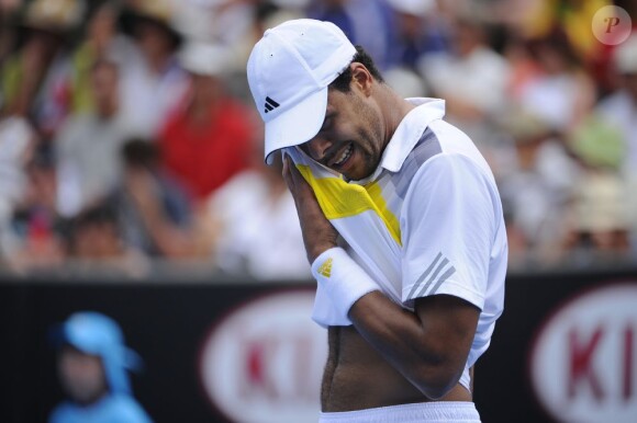 Jo-Wilfred Tsonga lors de son second tour de l'Open d'Australie face à Go Soeda (6-3, 7-6, 6-3 ) à Melbourne le 17 janvier 2013, très énervé contre les papillons de nuit