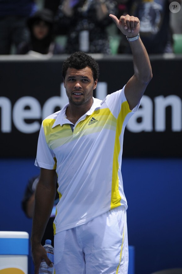 Jo-Wilfred Tsonga lors de son second tour de l'Open d'Australie face à Go Soeda (6-3, 7-6, 6-3 ) à Melbourne le 17 janvier 2013, très énervé contre les papillons de nuit