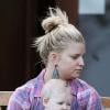 Jessica Simpson (enceinte) et sa fille Maxwell avec des amis a Hawai ou ils passent des vacances le 6 janvier 2013.