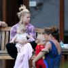 Jessica Simpson (enceinte) et sa fille Maxwell dans les bras avec des amis à Hawai ou ils passent des vacances le 6 janvier 2013.