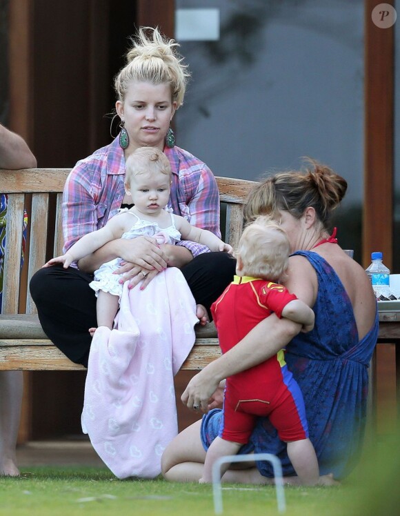 Jessica Simpson (enceinte) et sa petite fille Maxwell avec des amis a Hawai ou ils passent des vacances le 6 janvier 2013.