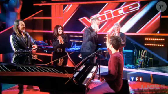 Les coachs réunis autour d'un jeune Talent au piano dans la deuxième bande-annonce de The Voice, saison 2, le samedi 2 février 2013 sur TF1