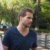 Le bel Adriano du Bachelor de NT1 en compagnie de ses amis