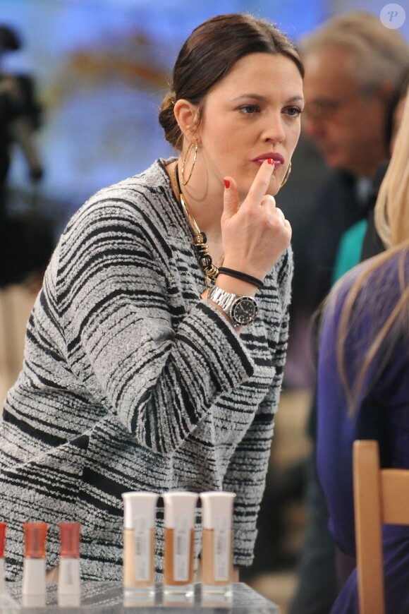 Drew Barrymore présente ses cosmétiques sur le plateau de l'émission Good Morning America, à New York, le 21 janvier 2013.