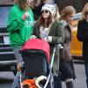 Drew Barrymore et son mari Will Kopelman promènent leur fille Olive dans les rues de New York, le 20 janvier 2013.