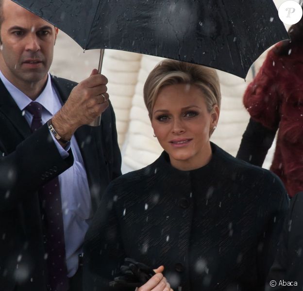 Arrivées au défilé Dior Haute Couture le 21 janvier à Paris. Ici, la princesse Charlene de Monaco attire les regards dans un total look noir.