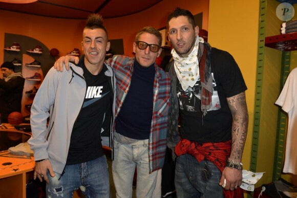 Stephan El Shaarawy, Lapo Elkann et Marco Materazzi lors de l'ouverture de la boutique Sport is Forever à Milan, le 21 janvier 2013