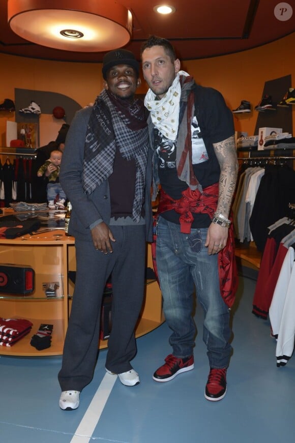 Samuel Eto'o et Marco Materazzi lors de l'ouverture de la boutique Sport is Forever à Milan, le 21 janvier 2013