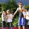 Brooke Burke quitte son cours de gym à Malibu en compagnie de deux de ses filles, Neriah et Sierra, le 20 janvier 2013.