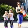 Brooke Burke quitte son cours de gym à Malibu en compagnie de ses filles, Neriah et Sierra, le 20 janvier 2013.
